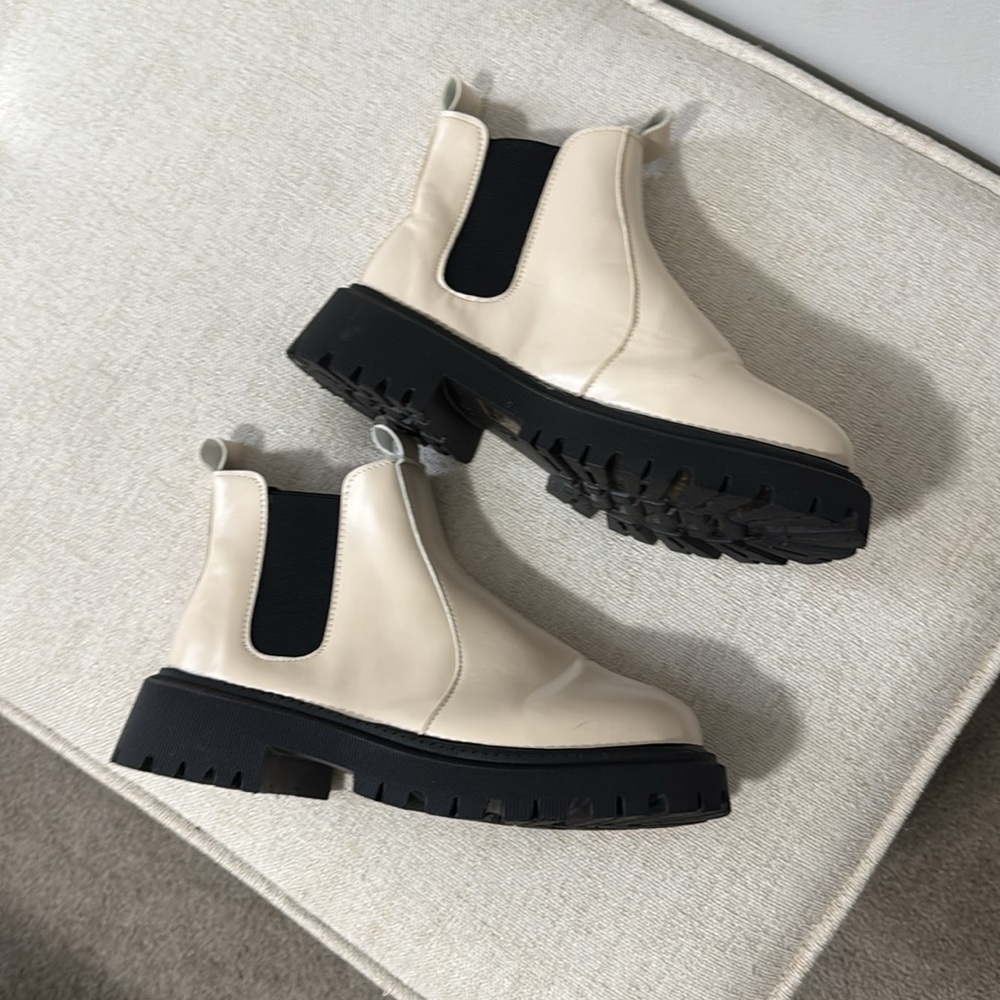 Stylish Cream Chelsea Boots - Picture 2 of 4